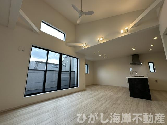 藤沢市辻堂太平台１丁目　新築戸建の居間・リビング|19帖　吹抜付LDK