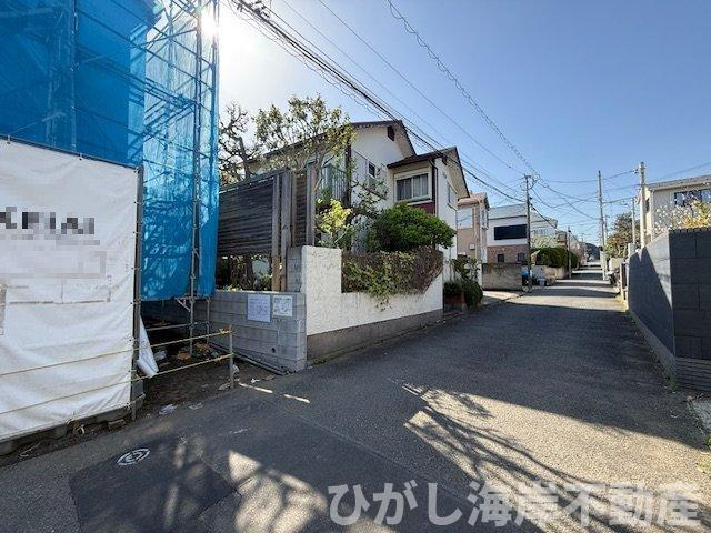 藤沢市辻堂太平台１丁目　新築戸建の前面道路含む現地写真|4月11日撮影　建築中　現地外観