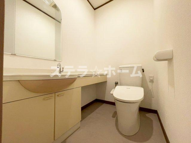 清水2 中古戸建のトイレ|落ち着いた色調のトイレです
