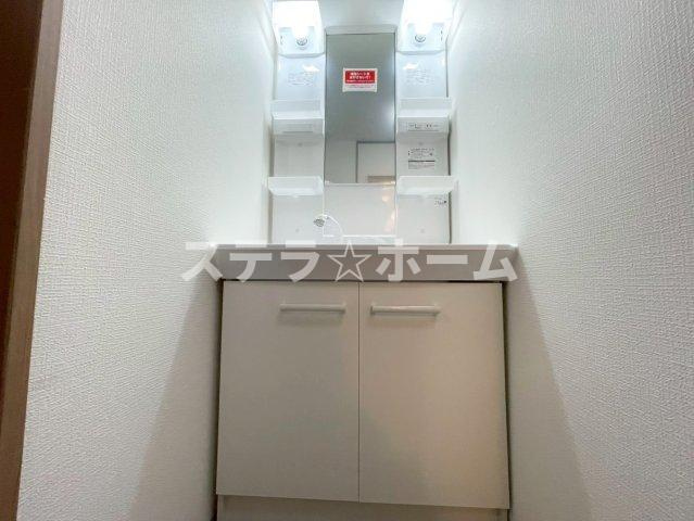 清水2 中古戸建の独立洗面台|朝の支度にも助かる、独立の洗髪洗面化粧台
