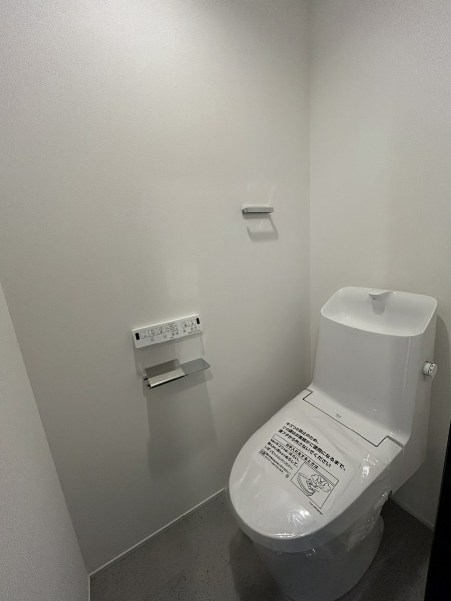 千石二丁目戸建てのトイレ|落ち着いたトイレです