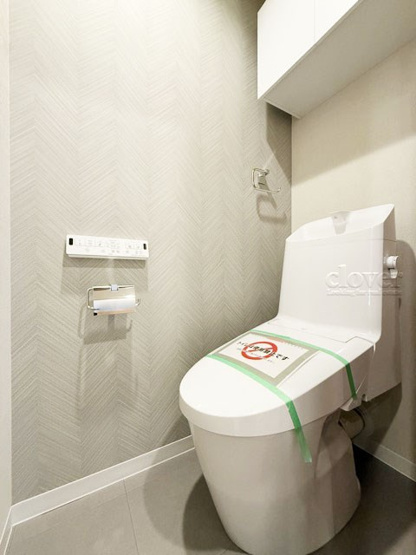 【トイレ】 | アイリス大森シティ | 上部に収納を備えたトイレです。自宅の中でも最もプライベートな空間だからこそ、ほしい「落ち着き」がここにあります。～即日のご見学可能～　お問合せはお気軽にどうぞ。
