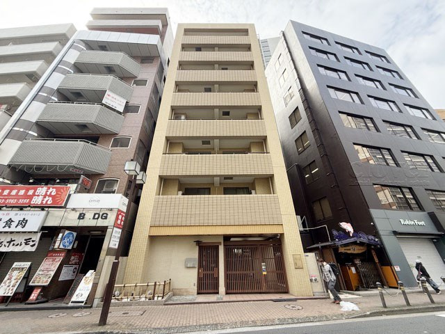【外観】 | アイリス大森シティ | 青空によく映える建物です。手入れの行き届いた外壁やマンション正面エントランスなど、綺麗な姿をぜひ一度、現地にてご覧ください。～即日のご見学可能～　お問合せはお気軽にどうぞ。
