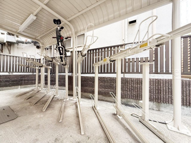 【駐輪場】 | アイリス大森シティ | 自転車置き場。マンションの共用部にあたります。空きの有無や駐輪料金、各戸の台数制限などについては、改めてお問い合わせください。～即日のご見学可能～　お問合せはお気軽にどうぞ。
