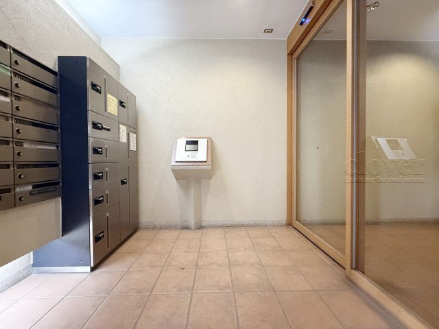 【ロビー】 | アイリス大森シティ | 集合ポストなどを備えたエントランスホール。ここもマンションの顔となる部分であり、しっかりと清掃の行き届いたさまに安心感をおぼえます。～即日のご見学可能～　お問合せはお気軽にどうぞ。
