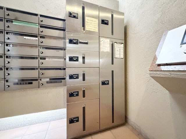 【設備】 | アイリス大森シティ | 通勤や通学、おでかけなどで家をあけている間にも荷物を受け取れる宅配BOX。ネット通販や宅配サービスの利用頻度が高い人にとっても、うれしい設備です。～即日のご見学可能～　お問合せはお気軽にどうぞ。
