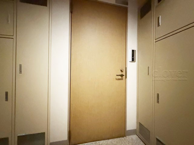 【その他共用部分】 | アイリス大森シティ | 皆様をお迎えする、お部屋の玄関ドア。開けやすさや開放角度、ドアノブの操作しやすさや鍵の形状などを、現地で一度ご確認ください。～即日のご見学可能～　お問合せはお気軽にどうぞ。

