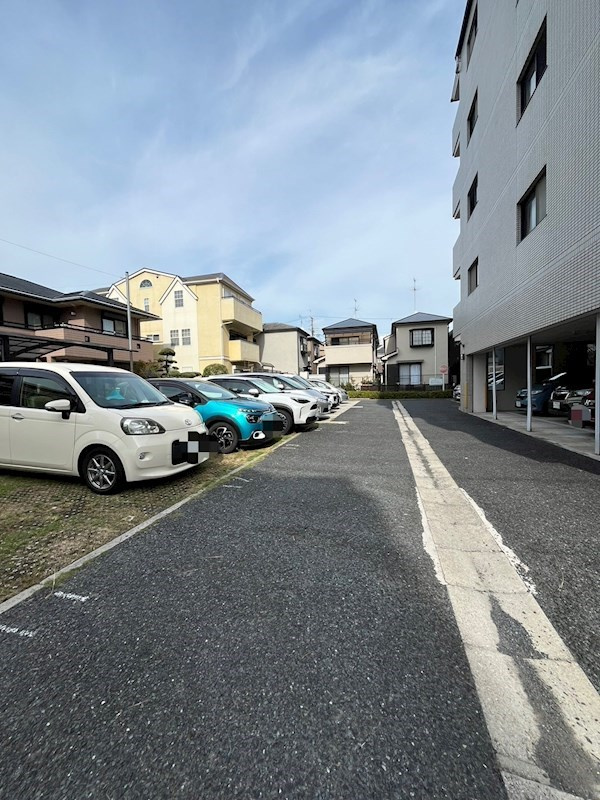 クリスタルの駐車場