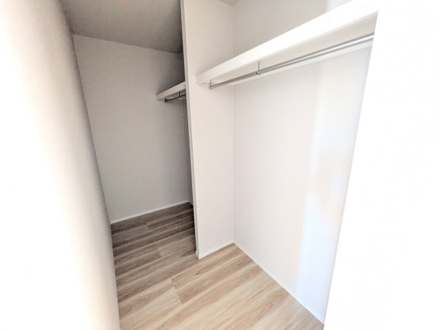 土浦市上高津2期　新築戸建て　4号棟の収納|大容量のウォークインクローゼット。衣類はもちろん、スーツケースや季節の家電もまとめて収納でき、居室空間をすっきりと保ちます。