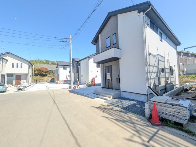 土浦市上高津2期　新築戸建て　4号棟の外観|現地完成済で建物や駐車場、お庭も全てご覧いただけます。
陽当たりや敷地の広さをご確認できます！
本日のご見学も可能です♪
お気軽にお電話またはお問い合わせください。