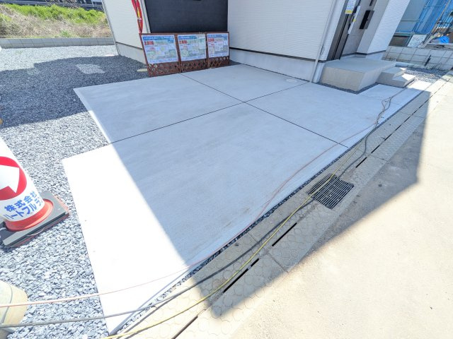 土浦市上高津2期　新築戸建て　4号棟の駐車場|駐車は3台可能です♪