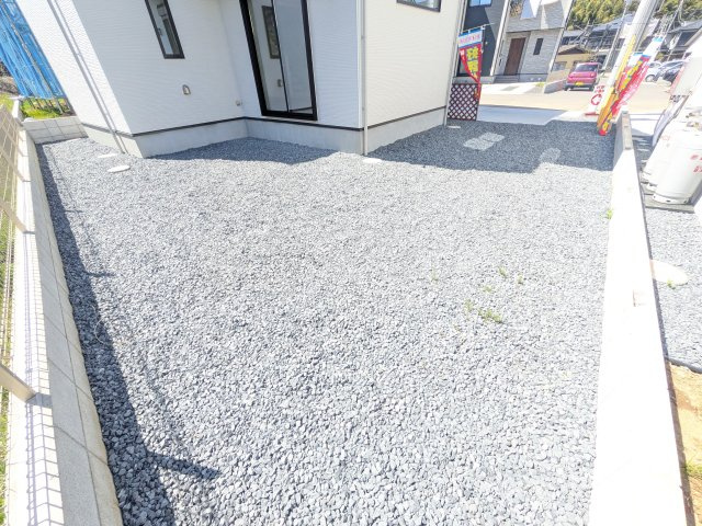 土浦市上高津2期　新築戸建て　4号棟の庭|リビングに明るい光を届ける広々とした南庭。
お子様の遊び場やペットのスペースとしても最適です。
室内外で心地よい暮らしが叶います。