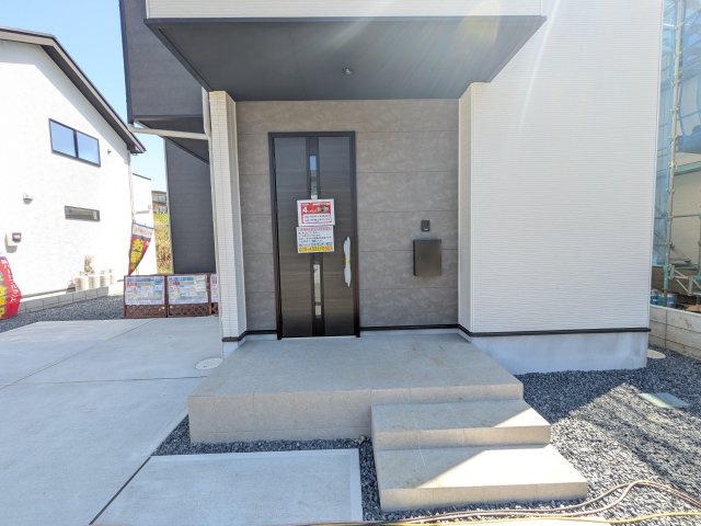 土浦市上高津2期　新築戸建て　4号棟の玄関|お洒落な玄関ドアと洗練された外壁デザイン。家の顔にふさわしい上質な佇まいで、ご家族やお客様を迎えます。