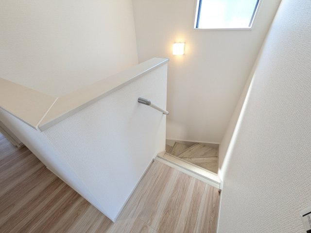 土浦市上高津2期　新築戸建て　4号棟の内装|窓付きで明るい階段は、手すり付きでお子様からご年配の方まで安心して上り下りができます♪