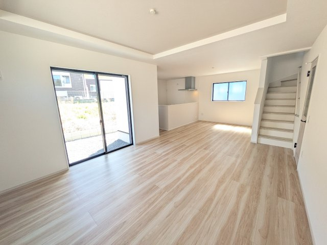 土浦市上高津2期　新築戸建て　4号棟の居間・リビング|家族の会話が自然と弾む、広々としたゆとりのLDK。南向きの窓からたっぷりの光が射し込む明るく快適な空間です。