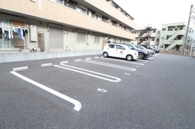 コーポスカイHの駐車場