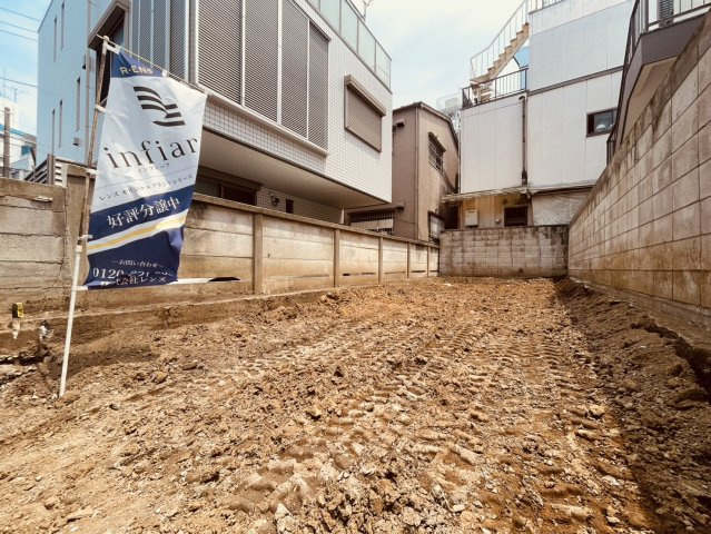 【外観】 | ～インフィーア Vol.76 　中野区南台３丁目　ブランド新築戸建て～  | 【建築中】公園も複数あり、自然豊かな住環境で過ごせます
