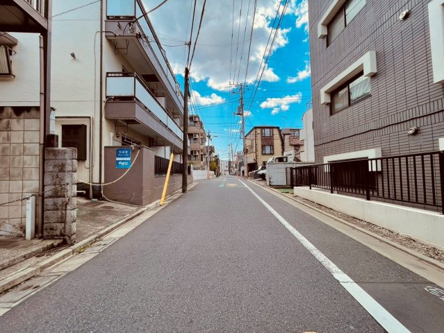 【前面道路含む現地写真】 | ～インフィーア Vol.76 　中野区南台３丁目　ブランド新築戸建て～  | 前面道路は見通しが良く、車の出入りも安心で開放感のある立地