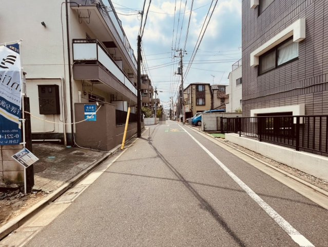 【前面道路含む現地写真】 | ～インフィーア Vol.76 　中野区南台３丁目　ブランド新築戸建て～  | 前面道路は見通しが良く、車の出入りも安心で開放感のある立地