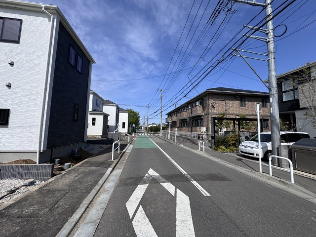 松戸市新松戸６丁目新築戸建【新松戸南小学校：4分】の前面道路含む現地写真|西側前面道路・幅員約6ｍ