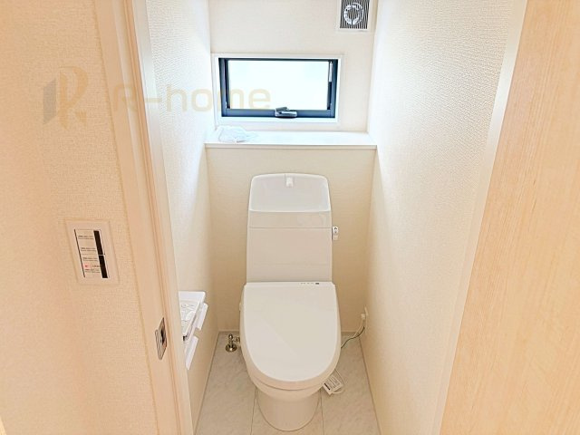 水戸市堀町第23　新築戸建て　1号棟のトイレ|温水洗浄便座付きのトイレ。
トイレが２ヵ所設置で朝の忙しい時間でも安心です。