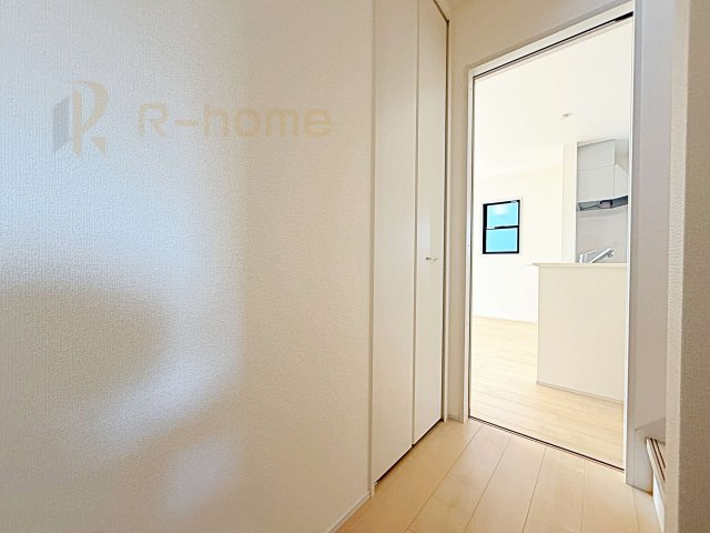 水戸市堀町第23　新築戸建て　1号棟の収納|掃除用具などの収納に便利なホール収納！