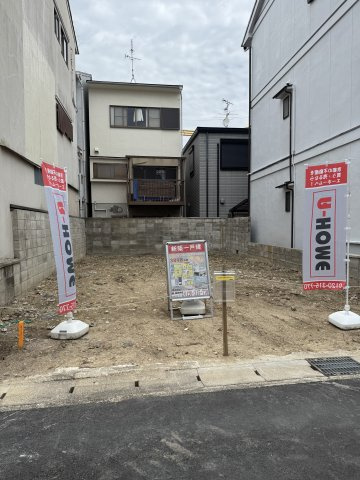 嵯峨甲塚町　南向き陽当たり良好　LDK約20帖の新築4LDK住宅の前面道路含む現地写真|南向き接道で陽当たり良好な整形地です。落ち着いた住宅街に位置し、ゆとりある建築計画が可能です。