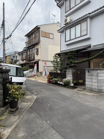 嵯峨甲塚町　南向き陽当たり良好　LDK約20帖の新築4LDK住宅の前面道路含む現地写真|見通しの良い前面道路で車の出入りもスムーズです。日常の移動にも便利な立地です。