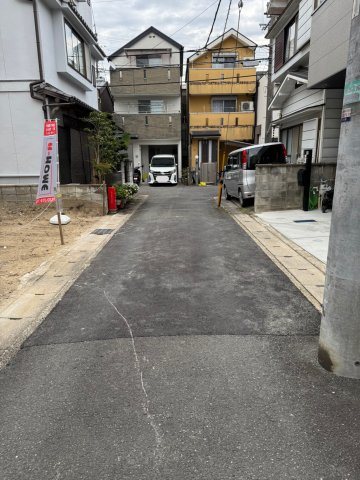 嵯峨甲塚町　南向き陽当たり良好　LDK約20帖の新築4LDK住宅の前面道路含む現地写真|前面道路は交通量が少なく静かな住環境です。小さなお子様のいるご家庭にも安心の立地です。