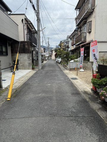 嵯峨甲塚町　南向き陽当たり良好　LDK約20帖の新築4LDK住宅の前面道路含む現地写真|周辺は戸建住宅が立ち並ぶ落ち着いた街並みで、生活しやすい住環境が整っています。