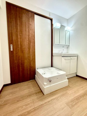 鎌倉ロジュマンD棟の独立洗面台|清潔感あふれる明るい空間設計で、毎日の生活を快適にサポートします。