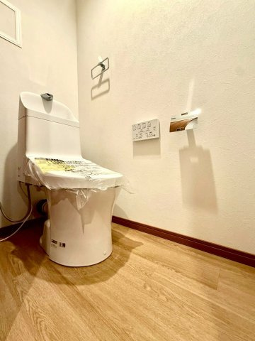 鎌倉ロジュマンD棟のトイレ|清潔感のある落ち着いた空間に仕上げられたトイレは、毎日快適にご利用いただけるよう配慮された設計です。