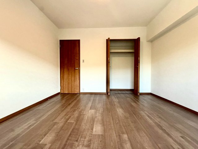 鎌倉ロジュマンD棟の洋室|落ち着いた色調でまとめられた洋室は、ゆったりとした時間を過ごせるプライベート空間として最適です。