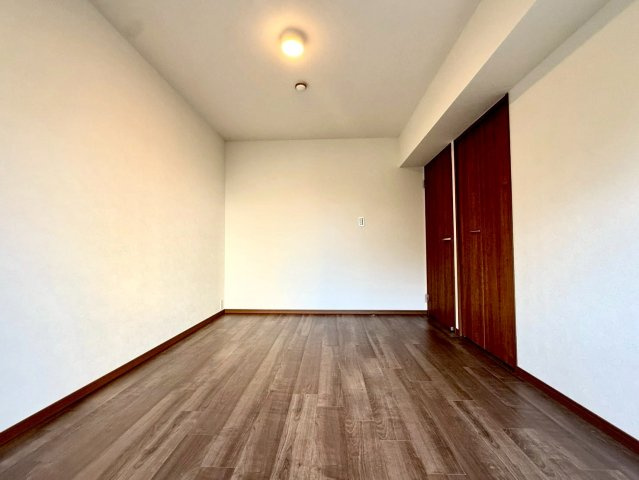 鎌倉ロジュマンD棟の洋室|採光に優れた明るい室内は、寝室や書斎など多様な用途に対応できる柔軟性の高い設計です。