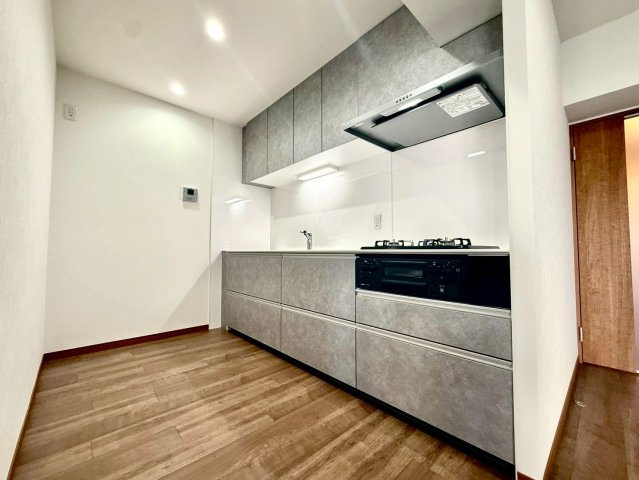 鎌倉ロジュマンD棟のキッチン|作業スペースをゆとりある広さで確保したキッチンは、日々の調理を快適にサポートする機能的な設計です。