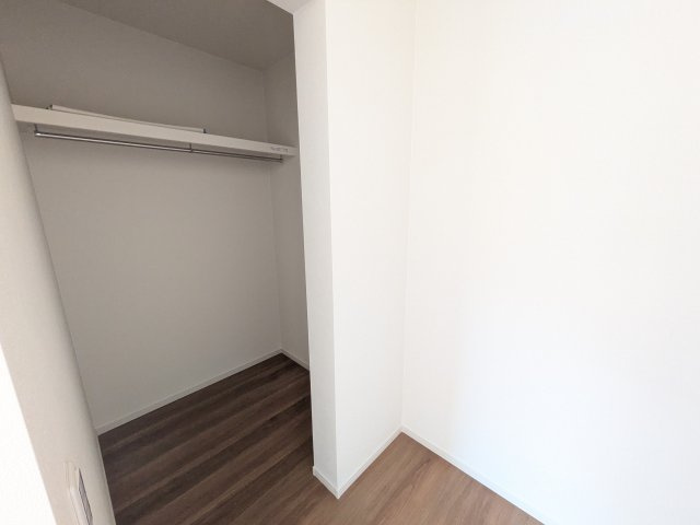 土浦市上高津2期　新築戸建て　5号棟の収納|大容量のウォークインクローゼット。衣類はもちろん、スーツケースや季節の家電もまとめて収納でき、居室空間をすっきりと保ちます。