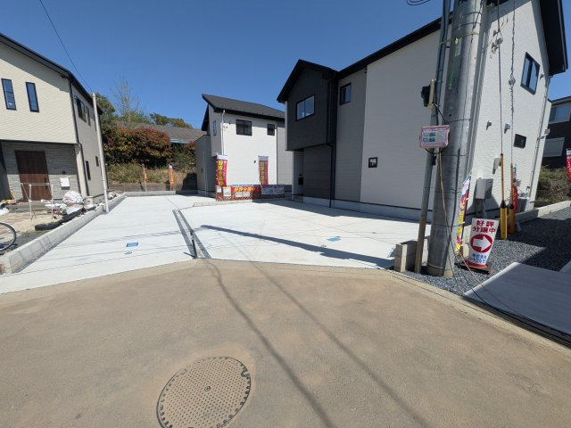 土浦市上高津2期　新築戸建て　5号棟の外観|現地完成済で建物や駐車場、お庭も全てご覧いただけます。
陽当たりや敷地の広さをご確認できます！
本日のご見学も可能です♪
お気軽にお電話またはお問い合わせください。