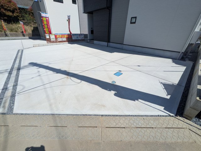 土浦市上高津2期　新築戸建て　5号棟の駐車場|駐車は4台可能です♪