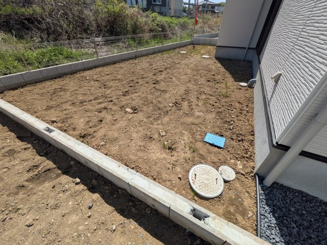 土浦市上高津2期　新築戸建て　5号棟の庭|リビングに明るい光を届ける広々とした南庭。
お子様の遊び場やペットのスペースとしても最適です。
室内外で心地よい暮らしが叶います。
