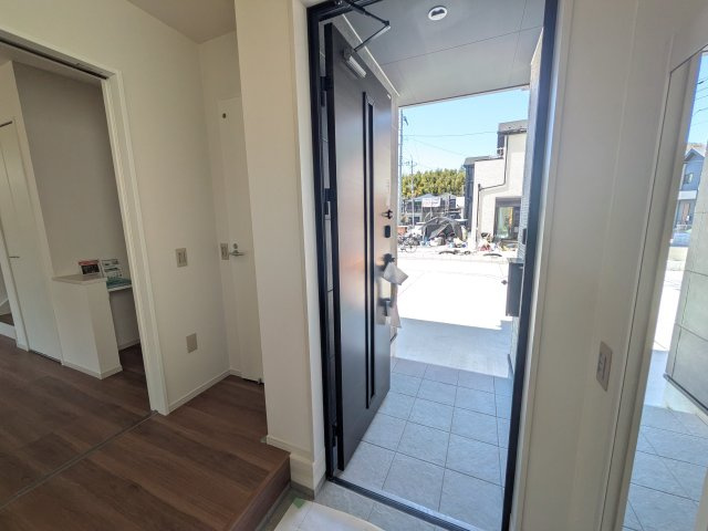 土浦市上高津2期　新築戸建て　5号棟の玄関|家族全員の靴がスッキリ片付く大容量シューズボックス完備。
お客様を気持ちよく迎えられる、明るく清潔感あふれる玄関です。