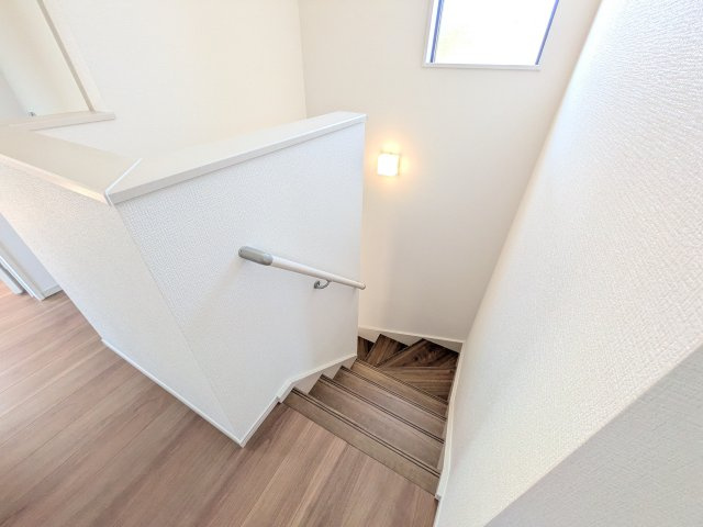 土浦市上高津2期　新築戸建て　5号棟の内装|窓付きで明るい階段は、手すり付きでお子様からご年配の方まで安心して上り下りができます♪