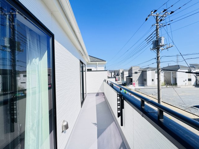 松戸市新松戸６丁目新築戸建【新松戸南小学校：4分】のバルコニー|南向きワイドバルコニー・日当たり良好♪
