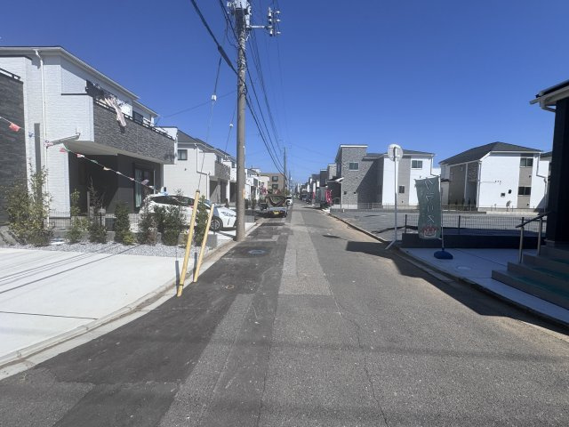 松戸市新松戸６丁目新築戸建【新松戸南小学校：4分】の前面道路含む現地写真|南側前面道路・幅員約6ｍ