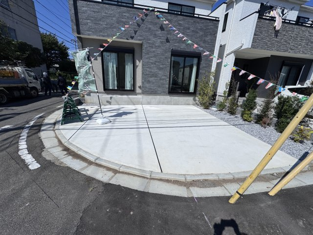 松戸市新松戸６丁目新築戸建【新松戸南小学校：4分】の駐車場|I号棟駐車スペース・並列2台駐車可