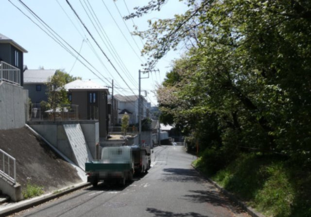 フォレストタウン青葉台Ⅱの前面道路含む現地写真
