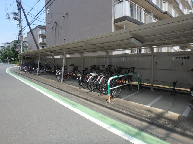 若葉グリーンハイツD号棟の駐輪場
