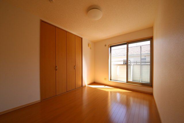 中古戸建　白岡市西３丁目　の洋室|中央洋室
６帖