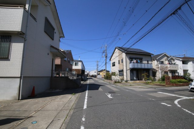 中古戸建　白岡市西３丁目　の前面道路含む現地写真|幅員６メートルあり、車の出し入れには余裕がもてます