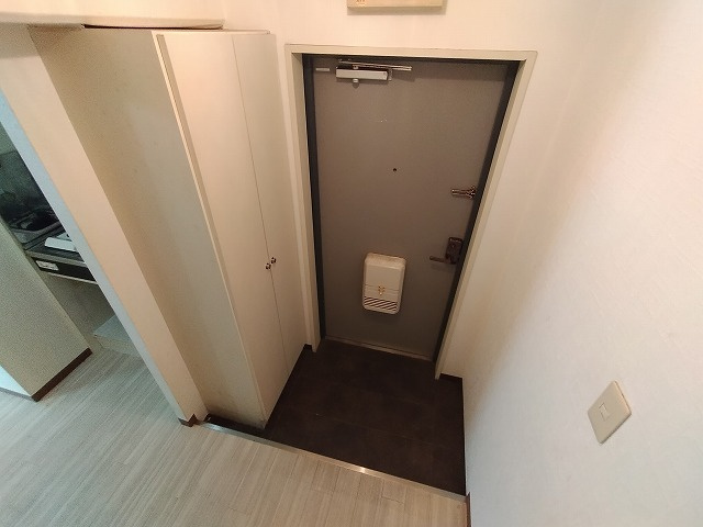 神戸市東灘区青木５丁目の賃貸マンションの玄関|シューズボックス付き