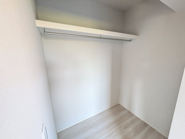 土浦市上高津2期　新築戸建て　6号棟の収納|大容量のウォークインクローゼット。衣類はもちろん、スーツケースや季節の家電もまとめて収納でき、居室空間をすっきりと保ちます。